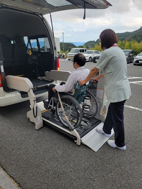 送迎バスで病院到着